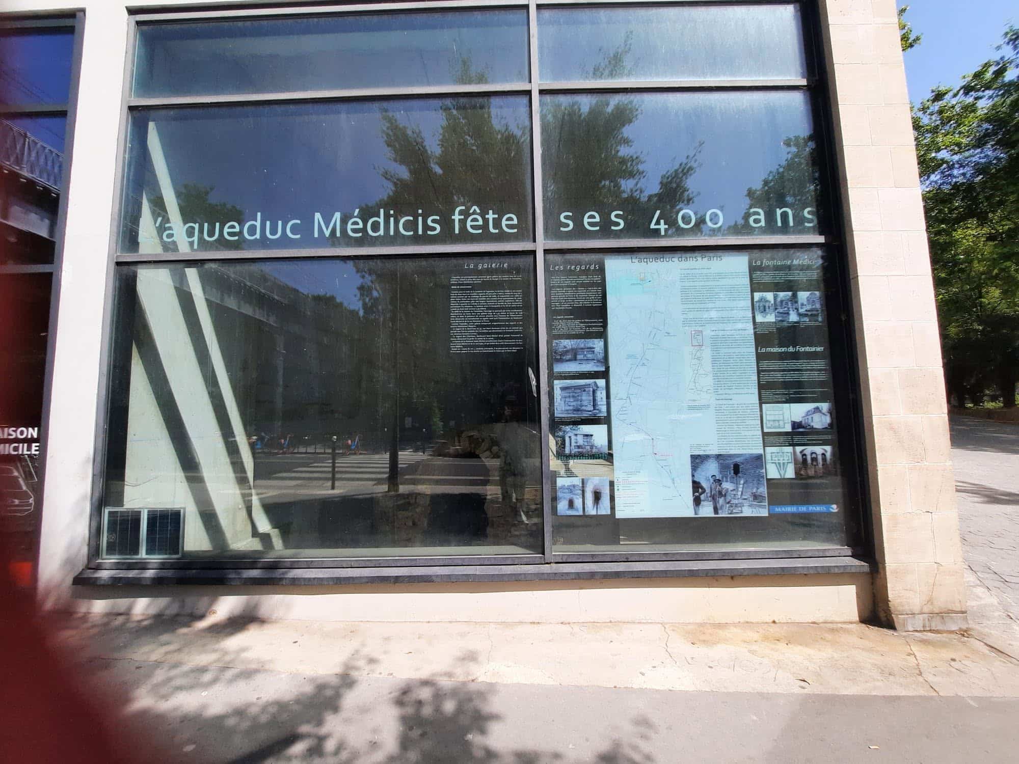 726768185_1308620288092461_6619471966612193075_n Window display with large text announcing the 400th anniversary of the Médicis aqueduct (L'aqueduc Médicis fête ses 400 ans).