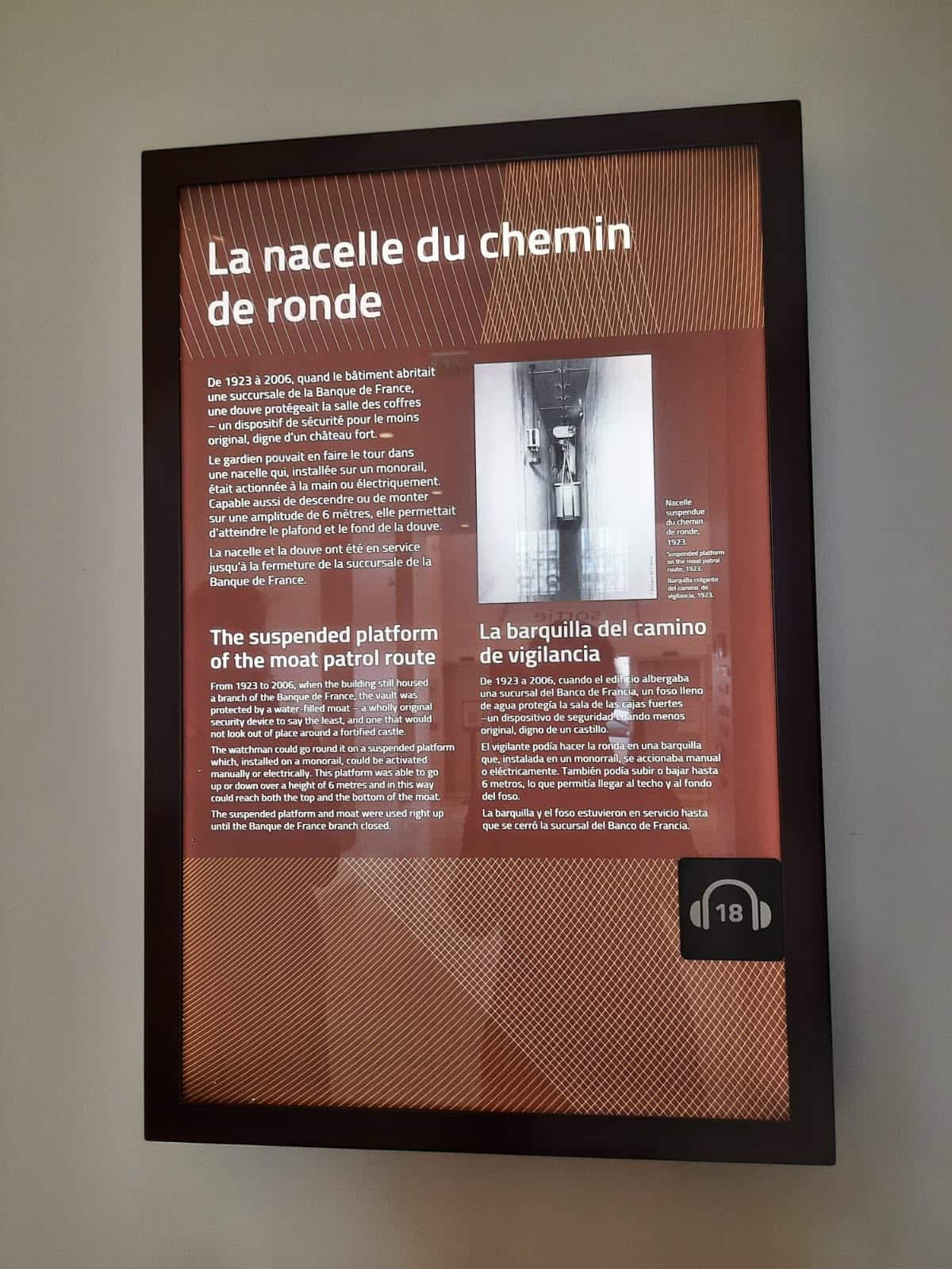 731104803_1310251244596032_979167063987172901_n Exhibit panel titled 'La nacelle du chemin de ronde' with multilingual text and a small grayscale photo on the right side.